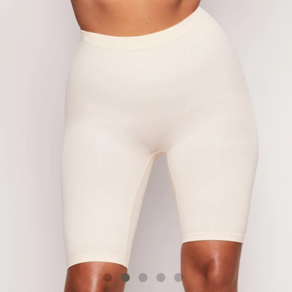 Skims SCULPTING SHORT ABOVE THE KNEE Shapewear